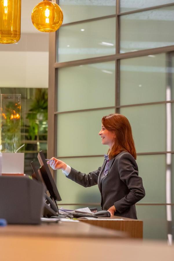 Mercure Trabzon Hotel Экстерьер фото A receptionist at the reception desk of a hotel
